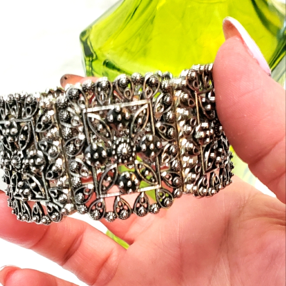 Flower Stretch Silver Tone Bracelet